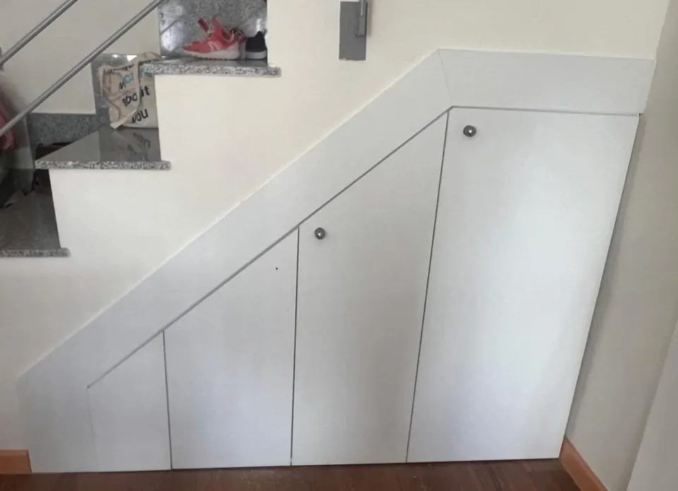 Bajo escalera