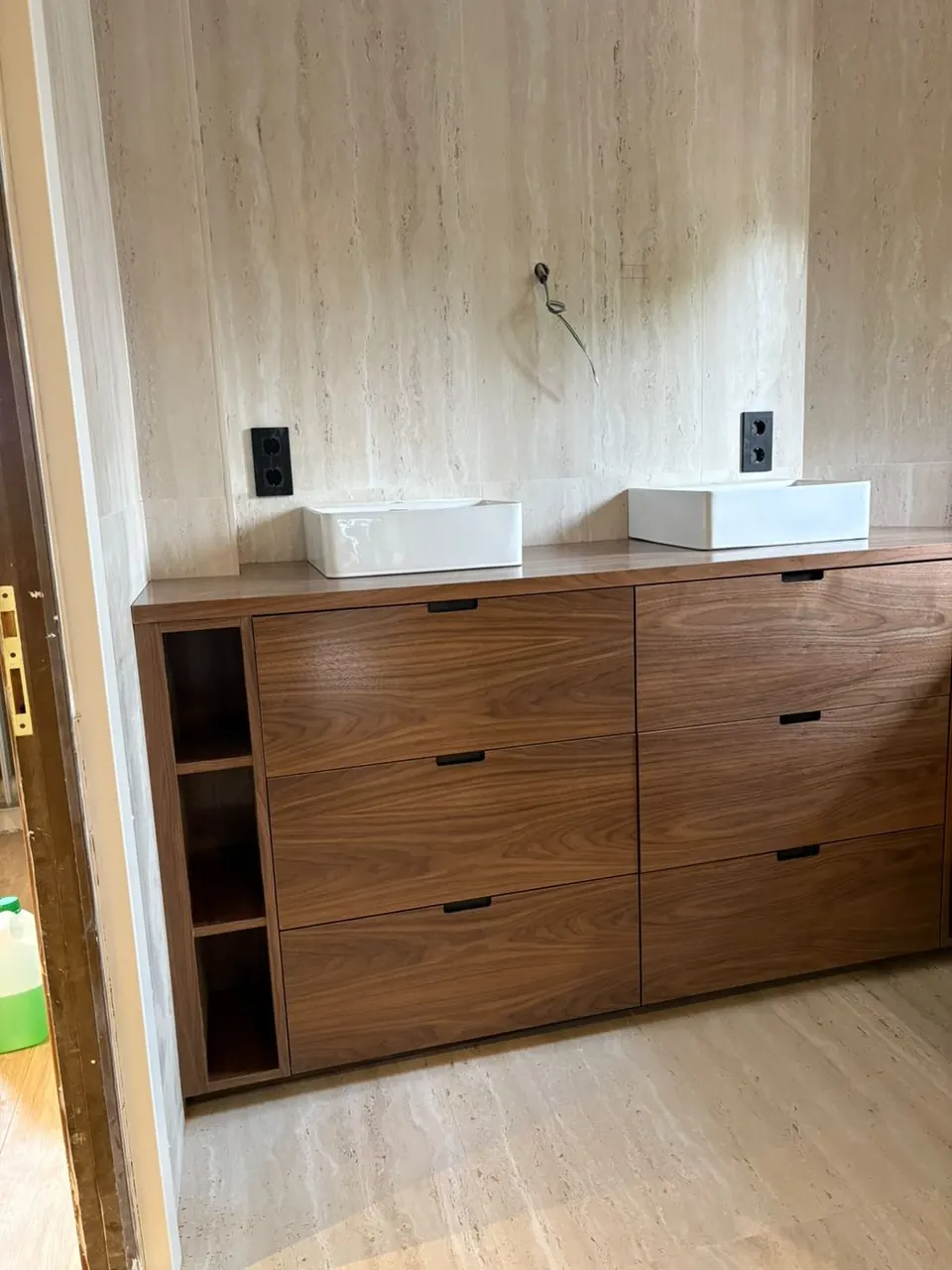 Mueble de baño con hueco abierto