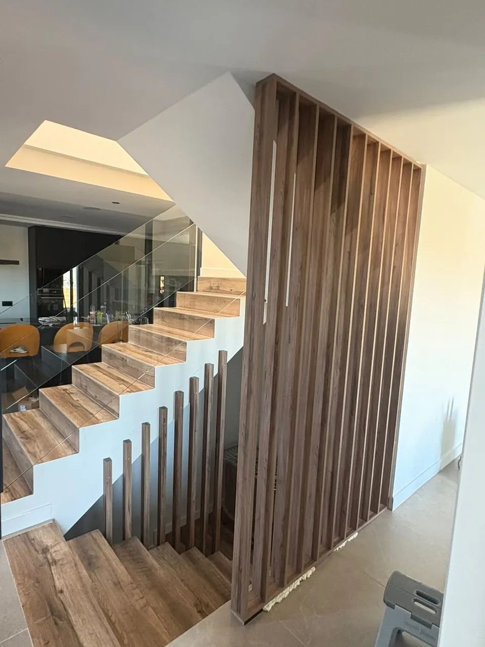 Celosía de listones junto a la escalera
