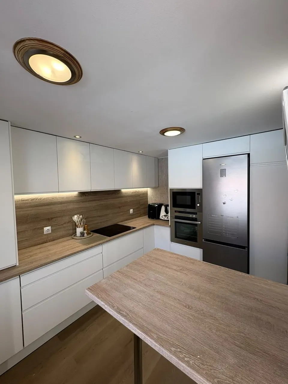 Cocina blanca con encimera de madera