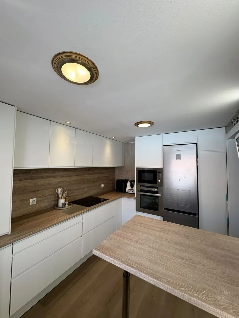 Cocina blanca con península