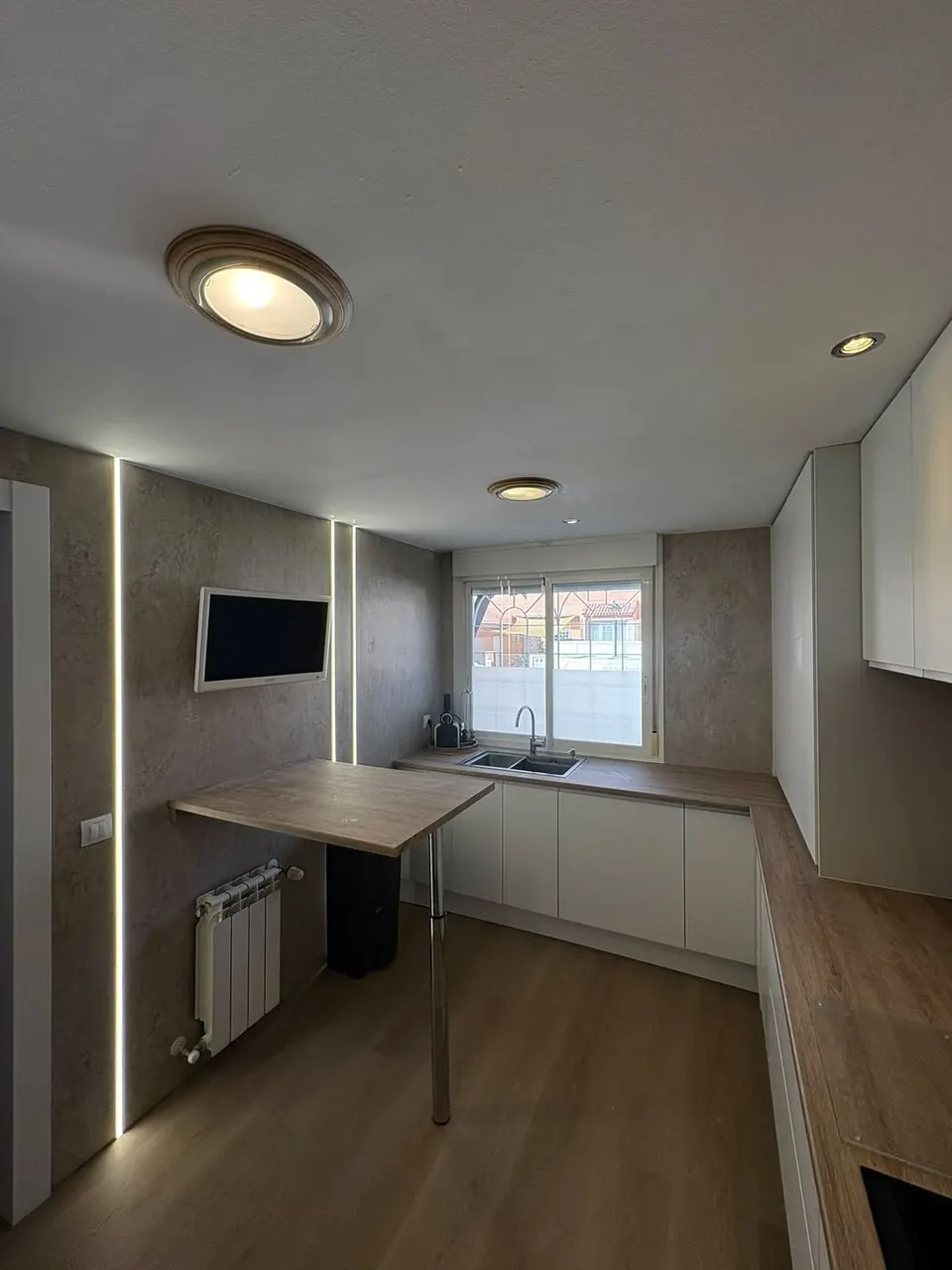 Cocina con office junto a la ventana