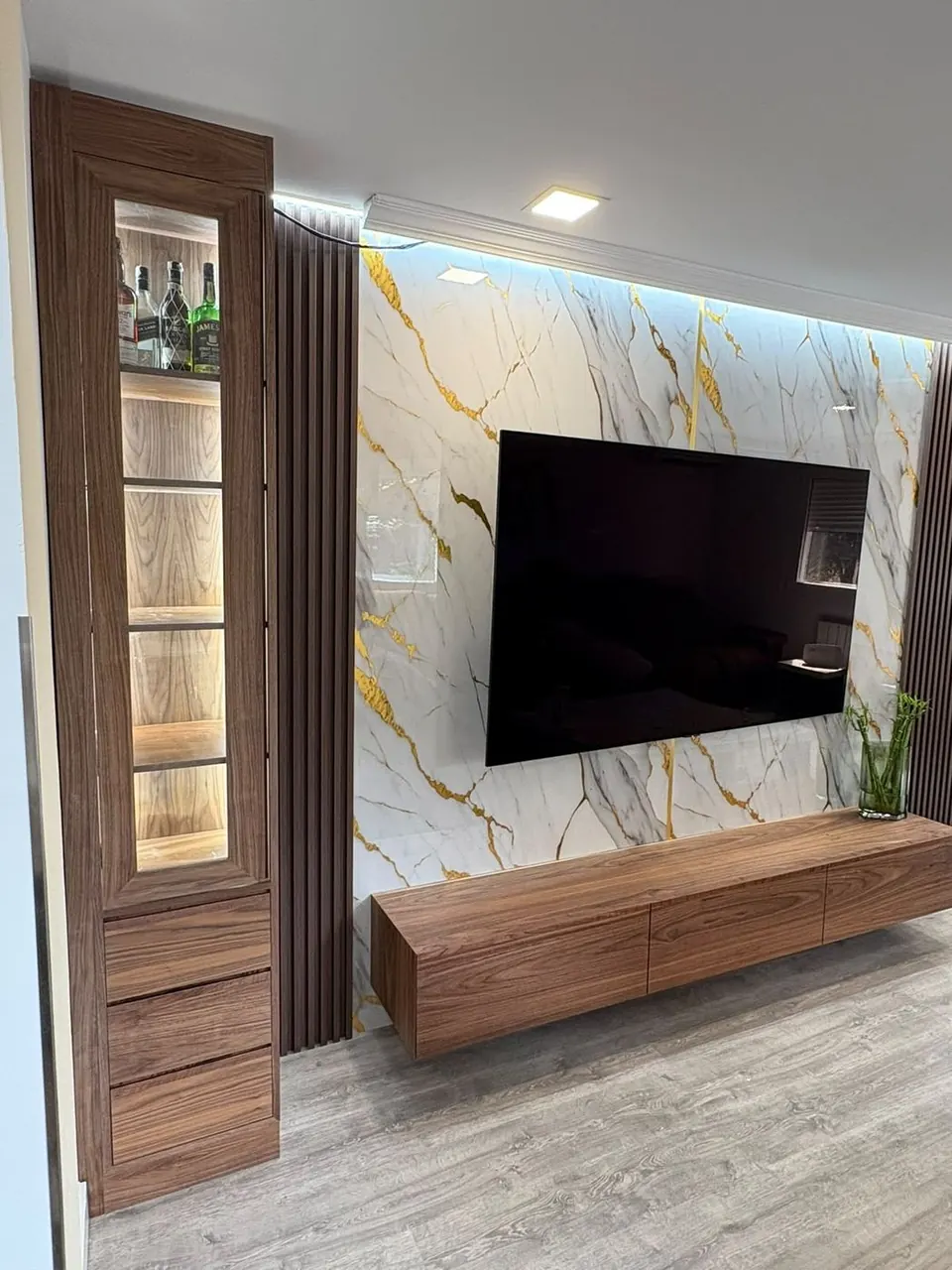 Mueble de TV con vitrina
