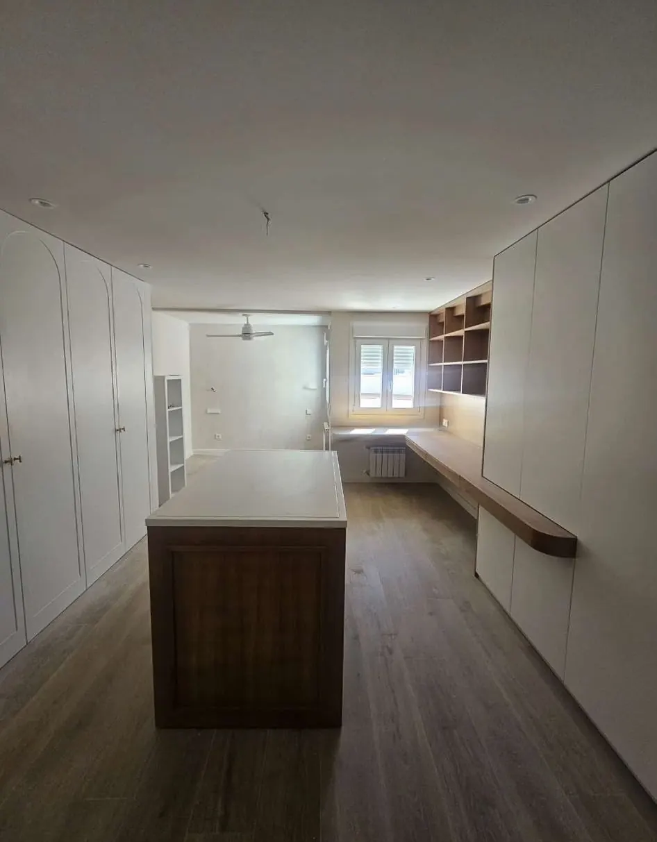 Reforma con isla de cocina